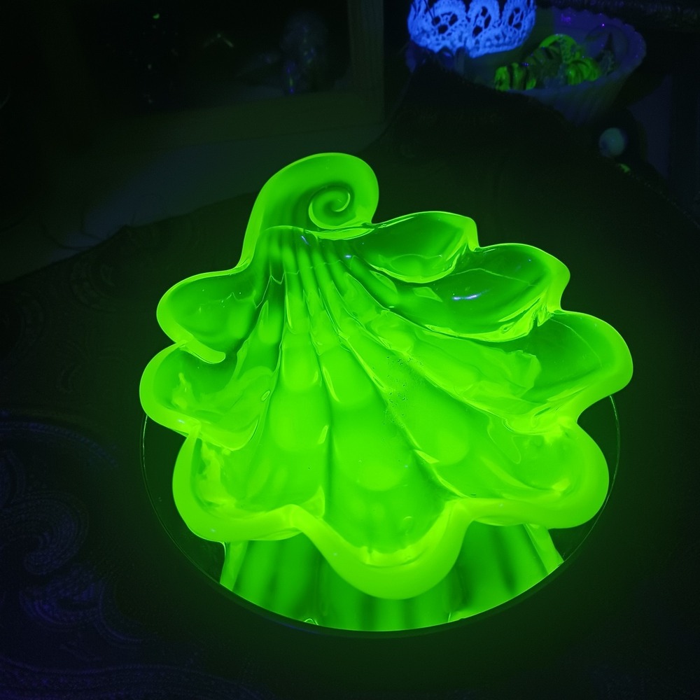Duncan Miller art glass Sanibel Opalescent Vaseline Uranium Scalloped Shell Dish